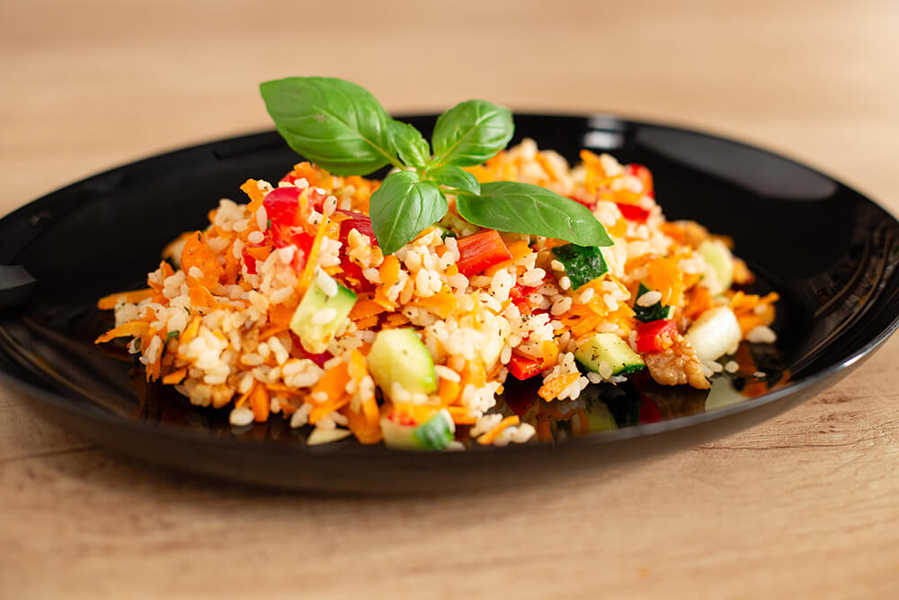 Salata de orez cu nuci si legume