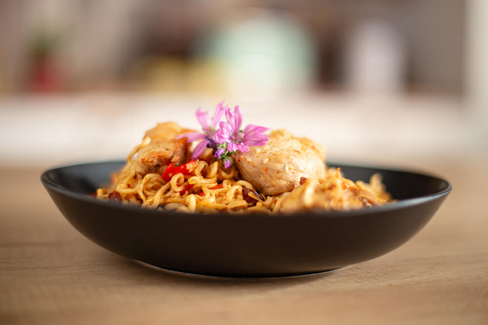 Pui chinezesc cu noodles si legume