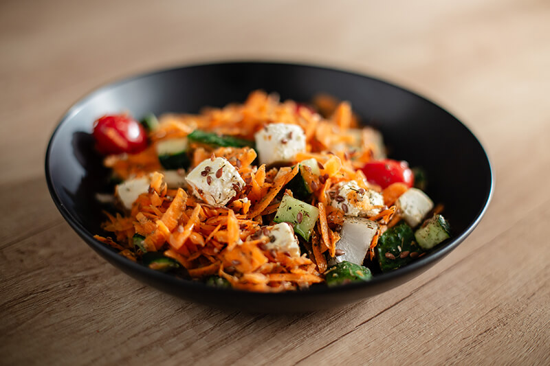 Salata romaneasca de legume cu branza