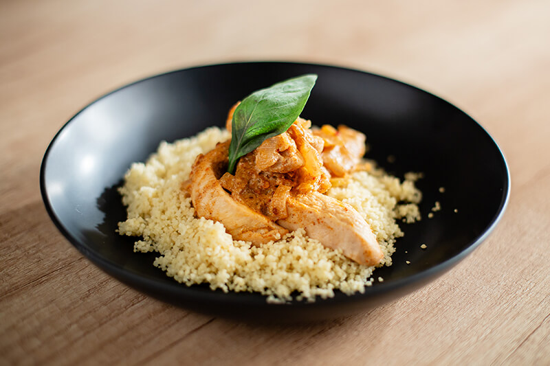 Pui in sos alb cu couscous