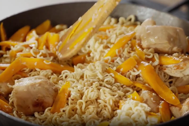 Pui asiatic cu morcov si noodles