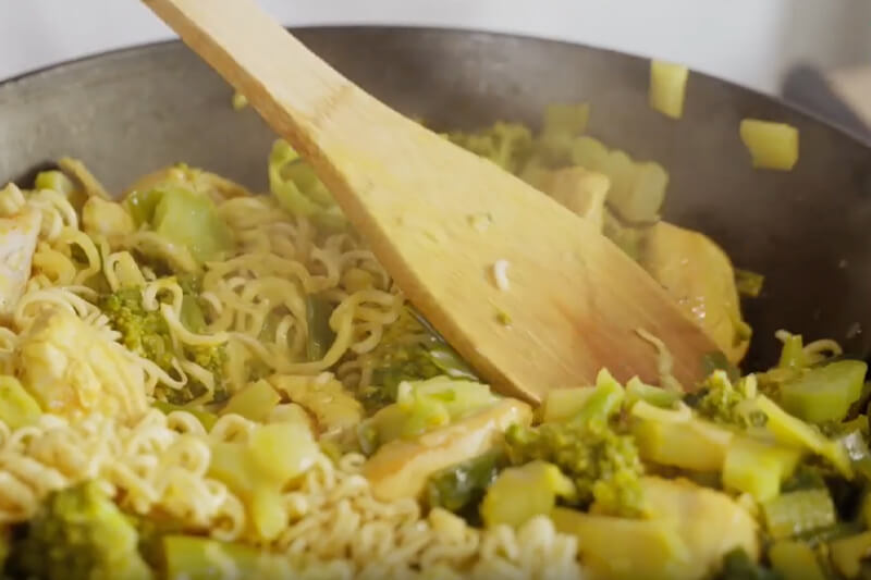 Pui asiatic cu broccoli si noodles