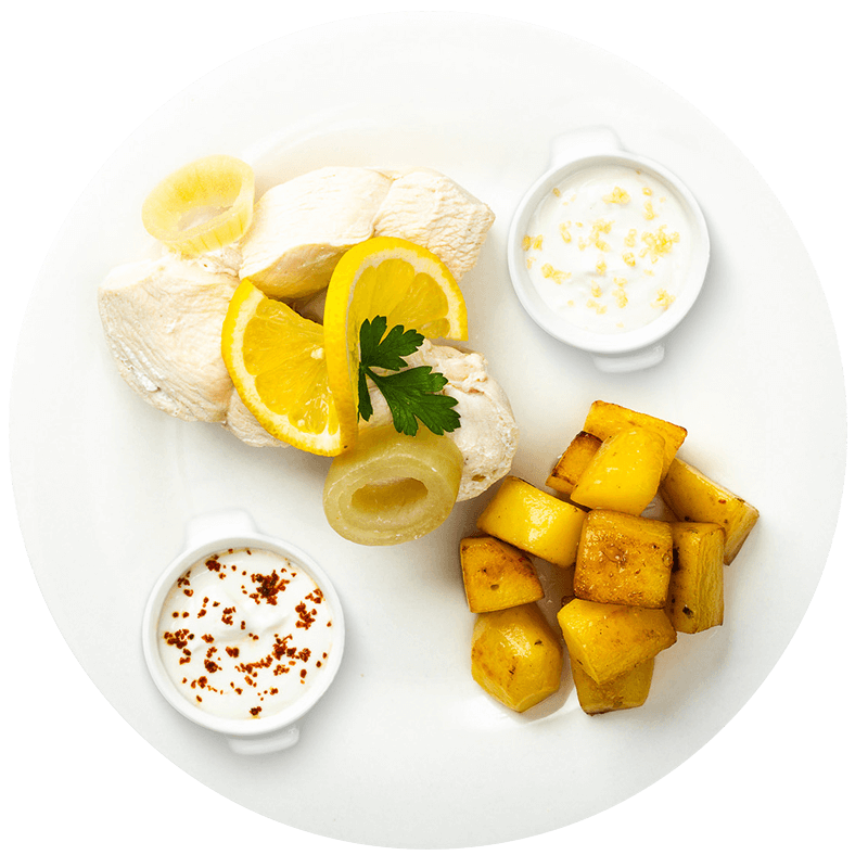 Fotografie Pollo al limon con patatas bravas